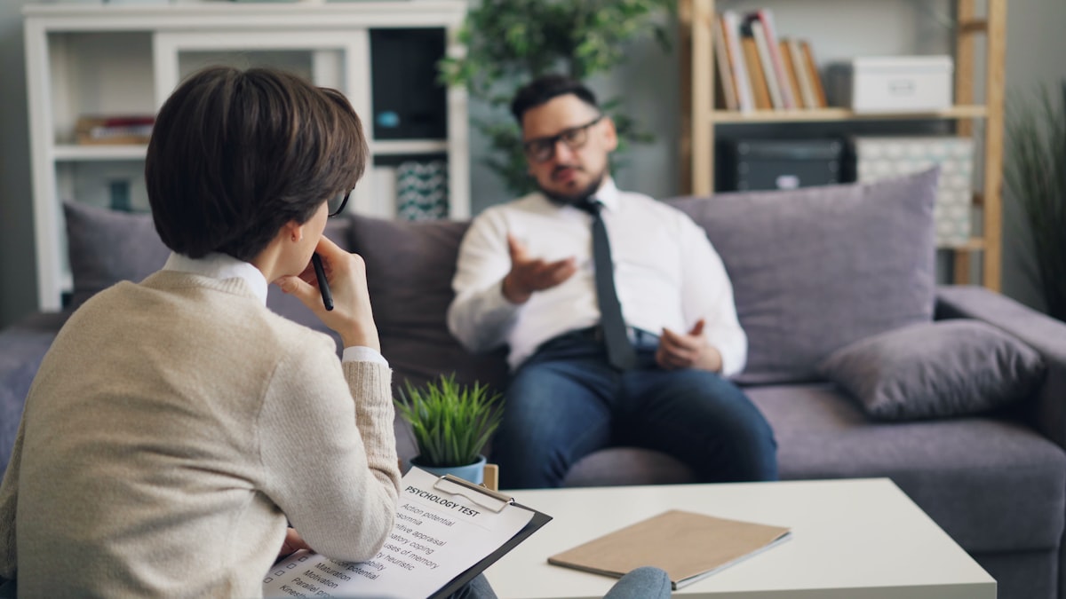 Homme pratiquant la méditation et la pleine conscience pour améliorer sa santé mentale